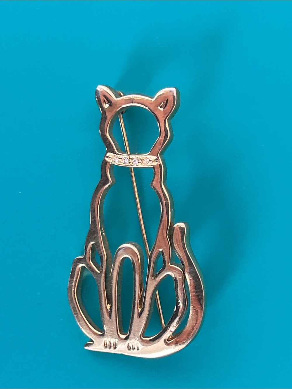 Vintage Sitting Cat Brooch Gold Tone Openwork Silhouette with Rhinestone Collar